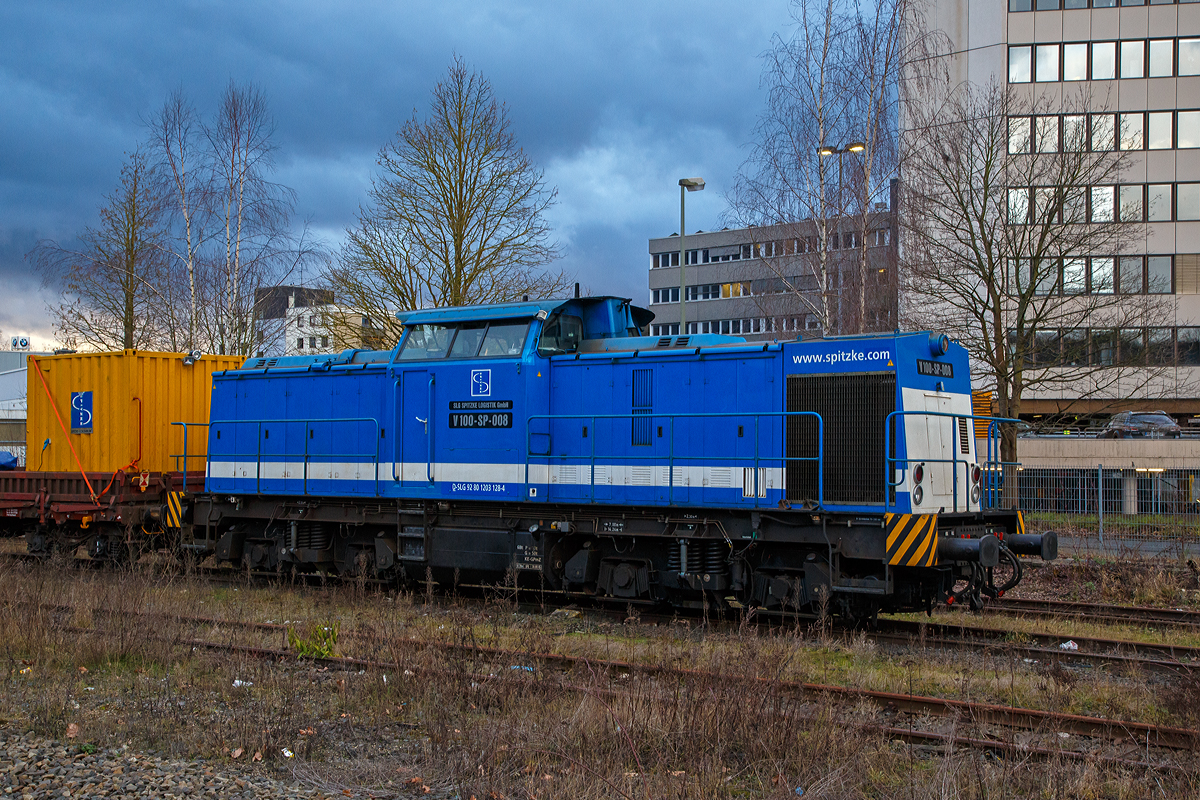 Die V 100-SP-008 (92 80 1203 128-4 D-SLG) der SLG Spitzke Logistik GmbH, ex DR 110 529-5, ex DR 112 529-3, ex DR 202 529-4, ex DB 202 529-4, ist am 08.02.2016, mit der Krupp-Gleisbohrramme, beim Bahnhof Siegen-Weidenau abgestellt.

Die V 100.1 wurde 1973 von LEW (VEB Lokomotivbau Elektrotechnische Werke „Hans Beimler“ Hennigsdorf) unter der Fabriknummer 13568 gebaut und an die DR als 110 529-5 ausgeliefert. Der Umbau in DR 112 529-3 erfolgte 1985, eine Umzeichnung in 202 529-4 erfolgte 1992 und 1994 ging sie dann mit in die DB über. Die z-Stellung und Ausmusterung erfolgten 1997/1998. Dann ging sie zur SFZ - Schienenfahrzeugzentrum Stendal, ab 01.11.2002 ALS - ALSTOM Lokomotiven Service GmbH, dort wurde sie auch 
gemäß Umbaukonzept BR 203.1 umgebaut. Seit dem 20.07.2007 fährt sie nun für die SLG - Spitzke Logistik GmbH in Großbeeren als V 100-SP-008 (80 1203 128-4 D-SLG).

Technische Daten:
Spurweite: 1.435 mm (Normalspur)
Achsanordnung: B'B' 
Länge über Puffer: 13.945 mm
Radsatzabstand im Drehgestell: 2.300mm
Drehzapfenabstand: 7.000mm
Kleinster befahrbarer Gleisbogenradius: 100m
Dienstgewicht: 69 t
Leistungsübertragung: dieselhydraulisch
Höchstgeschwindigkeit: 100 km/h
Kleinste Dauerfahrgeschwindigkeit: 11,1 km/h

Motortyp: Caterpillar 3512 B DI-TA
Motorart: 12-Zylinder-Dieselmotor mit Direkteinspritzung, Abgasturbolader und Ladeluftkühlung
Motorleitung: 1.305 kW (1.775 PS) bei 1.600 U/min
Hubraum: 51,8 l (Bohrung-Ø 170 x Hub 190 mm)
Motorgewicht: 6.537 kg
Getriebe: Voith Strömungsgetriebe GSR 30/5,7
