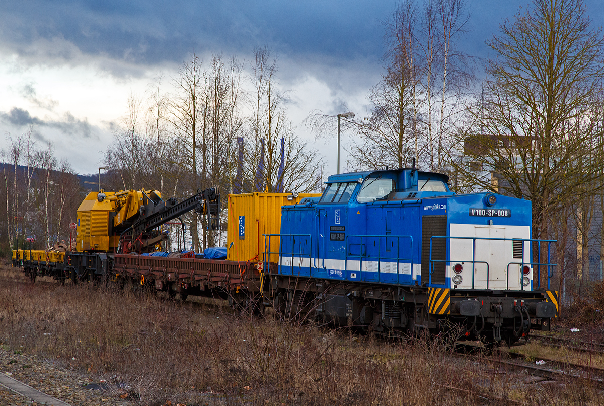 Die V 100-SP-008 (92 80 1203 128-4 D-SLG) der SLG Spitzke Logistik GmbH, ex DR 110 529-5, ex DR 112 529-3, ex DR 202 529-4, ex DB 202 529-4, ist am 08.02.2016, mit der Krupp-Gleisbohrramme, beim Bahnhof Siegen-Weidenau abgestellt. 

Der Zug bestand neben der V 100.1 aus: 
Dem Rens 1 - Wagen 33 68 398 8 029-9 D-AAEC, (der AAE Cargo) ,
der Krupp-Gleisbohrramme, Schweres-Nebenfahrzeug-Nr. D-SPAG 99 80 9210 001-0  und
dem Ks - Wagen 27 80 3302 125-6 D-SPAG