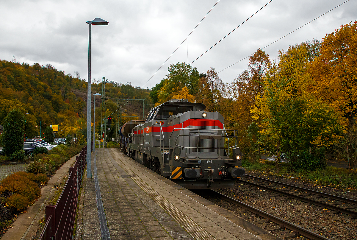 Die Vossloh G 12 – 4120 001-7 „Karl August“ (92 80 4120 001-7 D-KAF) der KAF Falkenhahn Bau AG (Kreuztal) fhrt am 22.10.2021 mit einem leeren Schotterzug durch den Bahnhof Kirchen (Sieg) in Richtung Siegen.