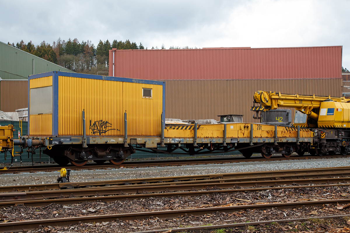 Drehgestellflachwagen mit Rungen als Schutzwagen 80 80 3900 001-9 D-HGUI (Gattung Rs) zum 50t-KIROW-Schienenkran TELVAR 50-1 der Hering Bau (Burbach),  Schweres Nebenfahrzeug Nr. 97 82 35 501 19-1, beladen u.a. mit der 20t Traverse, abgestellt am 09.03.2019 in Siegen-Eintracht auf dem Gelände der KSW Kreisbahn Siegen-Wittgenstein GmbH.

TECHNISCHE DATEN:
Spurweite: 1.435 mm
Länge über Puffer: 19.900 mm
Drehzapfenabstand: 13.000 mm
Achsabstand im Drehgestell: 2.000 mm
Laufraddurchmesser: 1.000 mm (neu)
Länge der Ladefläche: 18.500 mm
Höchstgeschwindigkeit: 100 km/h 
Eigengewicht: 31.900 kg
Maximale Ladegewicht: 48,1 t (ab Streckenklasse C)
Kleinster bef. Gleisbogenradius: R 50 m
Bremse: KE-GP