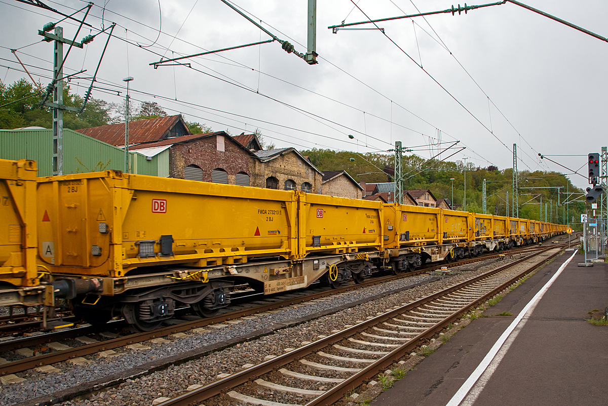 Ein Hauch Stuttgart 21....
An die DB AG vermietete Containertragwagen Sgmmns 40‘ (173) der AAEC (mittlerweile zur VTG AG), beladen mit 2 Schmitz Cargobull 20ft. Abraumcontainer fr Abraum von „Stuttgart 21“, am 04.05.2019 bei der Durchfahrt in Betzdorf/Sieg in Richtung Siegen. Vorne der Wagen 37 80 4505 345-1 D-AAEC. Diese Wagen fahren in Ganzzgen zwischen Stuttgart (Baustelle Stuttgart 21) und Nordhausen.