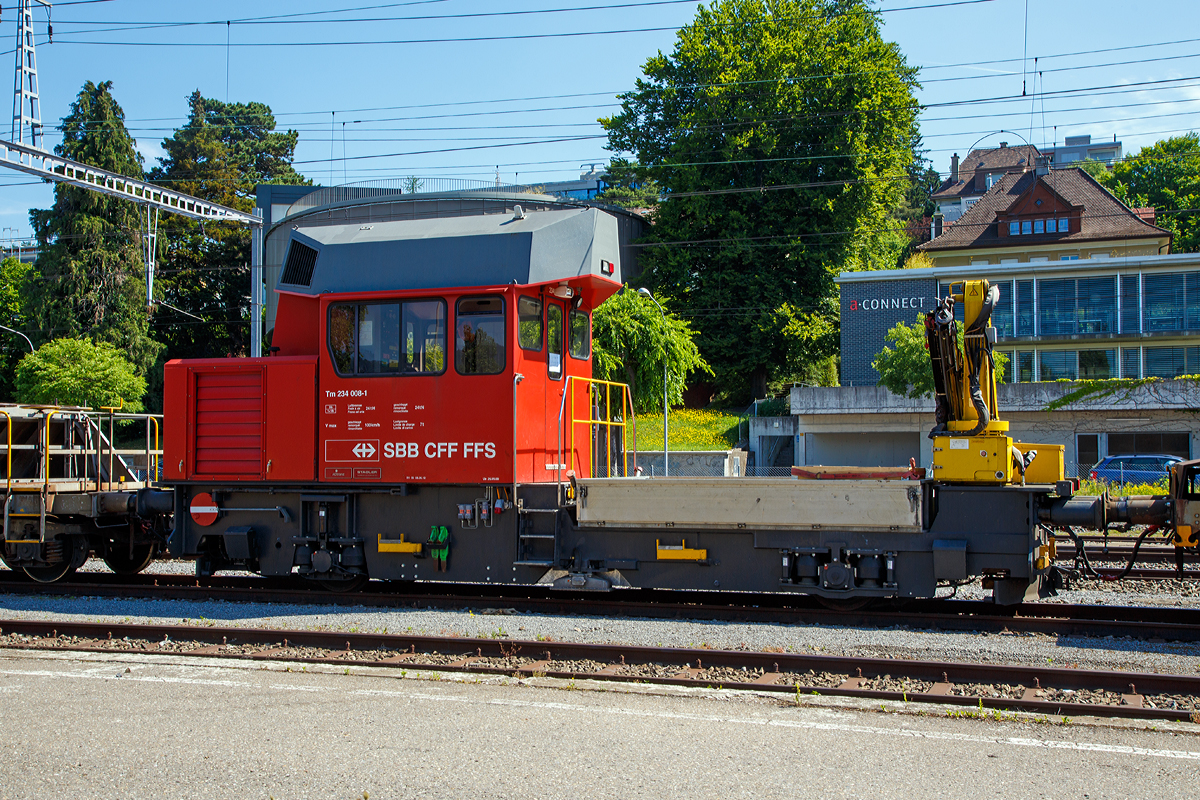 Eine angestellte „Ameise“......
Der Bautraktor bzw. das Baudienstfahrzeug SBB Tm 234 008-1 ist am 07.06.2015 beim Bahnhof Zürich-Tiefenbrunnen abgestellt.

Der Tm 234 «Ameise» ist ein zweiachsiger Bautraktor der Schweizerischen Bundesbahnen (SBB) und einiger Privatbahnen. Er wurde ab 1997 vom Konsortium Stadler Rail / Bombardier Transportation / Winpro / ADtranz hergestellt. Die letzte Serie wurde von der Stadler Winterthur AG (ehemals Winpro AG) gebaut und 2007 ausgeliefert. Insgesamt wurden ein Prototyp und 132 Serienfahrzeuge gebaut. Die „Ameise“  Tm 234 008-1 wurde im Jahr 2000 gebaut, das Chassis von Adtranz unter der Fabriknummer  5756 und das Führerhaus von Stadler unter der Fabriknummer 425.

Die «Ameise» basiert auf einem Grundfahrzeug, welches sowohl mit Ladebrücke und Ladekran für den Gleisblau als auch mit einem Hebe- Korb für den Fahrleitungsbau und Unterhalt Infrastruktur ausgerüstet werden kann. Der SBB Tm 234 008-1hat einen 4t-Palfinger-Ladekran PK9001. 

Der Hauptmotor ein 12-Zylinder-MTU-Dieselmotor entwickelt eine Leistung von 550 kW, welche er über ein Hydrostatiksystem auf vier Fahrmotoren abgibt. Die maximale Anfahrzugkraft liegt bei 81 kN. Der Traktor kann über eine Funkfernbedienung rangiert werden ( Arbeitsbetrieb ). Es gibt drei verschiedene Betriebsarten: Streckenbetrieb (Höchstgeschwindigkeit 80 km/h); Arbeitsbetrieb (ca. 27 km/h); Kranbetrieb (ca. 5 km/h). Die maximale Zuladung von Material auf der Ladebrücke beträgt 7 Tonnen. Zur Unterstützung und Beleuchtung ist eine Notstromgruppe mit einer Leistung von 15 kW montiert. 

Weitere Technische Merkmale:
Diesel-Russpartikelfilter Mobiclean S Typ FS 9/400, sowie Katalysator SCR-System zu Mobiclean (Abgasreinigungsanlage zur Reduktion von Stickoxide) aus Platzgründen im Dachaufbau untergebracht.
Kranbedienung und Fahrzeugverschiebung mittels Kran-Funkfernsteuerung
Fahrzeug ist mit 2 Führerpulten ausgerüstet und kann somit auch für Rangierfahrten verwendet werden
Der stufenlos arbeitende Hydrostatik-Antrieb verfügt über sehr 
gute Langsamfahreigenschaften und bietet volle Zugkraft ab v > 1
km/h, andererseits erlaubt er Geschwindigkeiten bis 80 km/h

Technische Daten:
Spurweite: 1.435 mm
Anzahl der Achsen: 2  (Einzelantrieb alle vier Räder)
Achsabstand: 6.000 mm
Raddurchmesser:  800 mm (neu) / 730 mm (abgenutzt)
Länge über Puffer : 11.220 mm
max. Breite: 2.830 mm
max. Höhe:  4.511 mm
Kleinster befahrbarer Gleisbogen: 80 m
Dienstgewicht:  30 t
Zuladung: 7 t
Dieselmotorleistung: ca. 550 kW (bei 2100 U/min.)
Höchstgeschwindigkeit: 80 km/h (Streckenfahrt) / 100 km/h (geschleppt)
Klotzbremseinheiten: 4 Stück  (3 davon mit integrierten Federspeichern)
Kolbenkompressor:  670 l/min bei 10 bar (effektives Schöpfvolumen)
Hauptluftbehälter: 800 l
nutzbarer Inhalt Treibstofftank: 650 l
