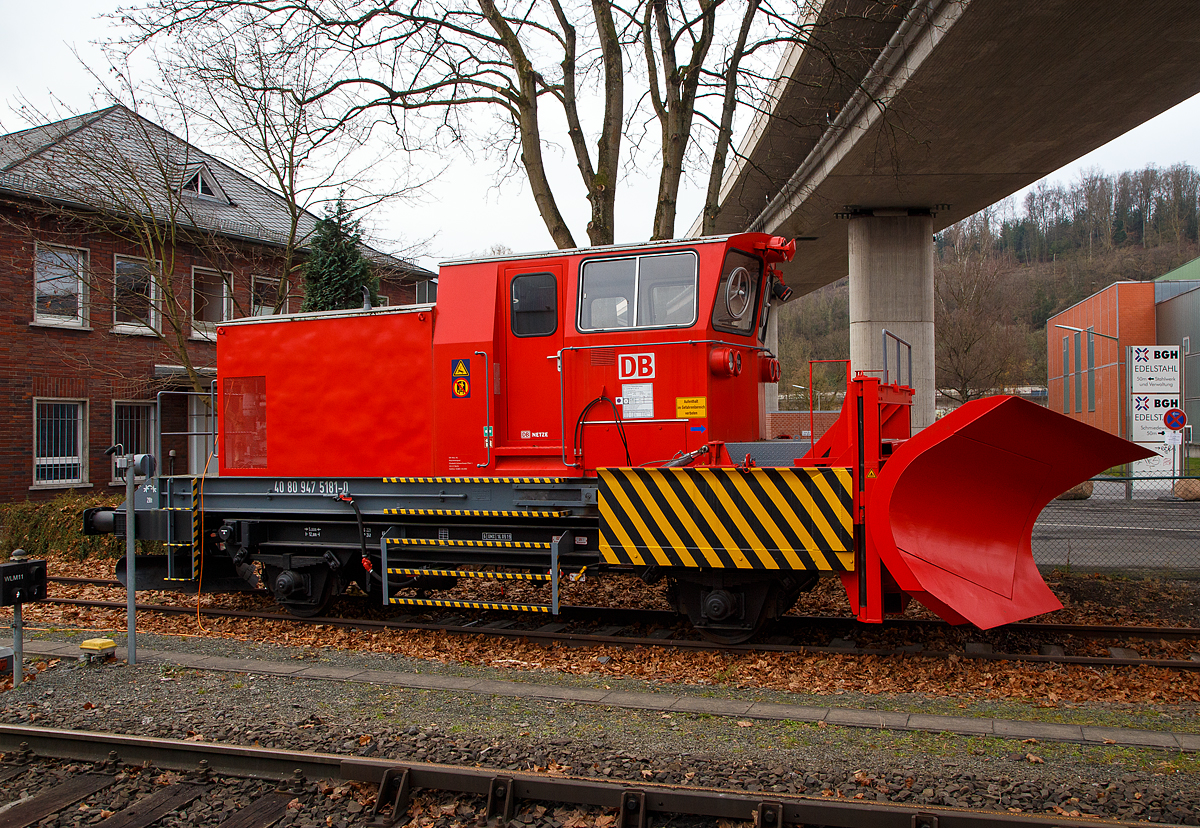 Er warte auf seinen Einsatz.....
Der Schneepflug BA 851 (Fabr. Beilhack Typ PB600) der DB Netz AG, Schweres Nebenfahrzeug 40 80 947 5 181-0, hier am 19.12.2021 abgestellt in Siegen-Eintracht.

Nach den Stationierungen in Kreuztal und in Weidenau ist der Siegener Schneepflug nun dauerhaft im Bahnhof Eintracht der Kreisbahn Siegen-Wittgenstein (KSW) geparkt. Auch wird das Fahrzeug mit den Diesellokomotiven der KSW eingesetzt , denn die Schneepflge haben keinen eigenen Antrieb und mssen daher immer von einer Lok geschoben werden.

Der bisher in Gelb lackierte Siegener Schneepflug wurde 1973 bei der Maschinenfabrik Beilhack in Rosenheim gefertigt. Das zweiachsige Gert verfgt ber einen sogenannten Innenpflug in Form eines festen Dreieckpfluges mit beidseitigem Auswurf. Von diesem Typ (Bauart 851) sowie einer Schwesterbauart sind insgesamt 13 Exemplare im Einsatz. Mit diesen Fahrzeugen knnen Rumfahrten mit einer maximalen Geschwindigkeit von 50 km/h durchgefhrt werden.

TECHNISCHE DATEN:
Art: Schneepflug BA 851.1
Spurweite 1.435 mm
Lnge ber Puffer: 12.000 mm
Anzahl der Achsen: 2
Achsabstand: 5.000 mm
Eigengewicht: 28.000 kg
Hchstgeschwindigkeit (Hg): 80 km/h (urspr. 90 km/h)
Zur Mitfahrt zugel. Personenzahl: 5
Bremse: KE-GP
