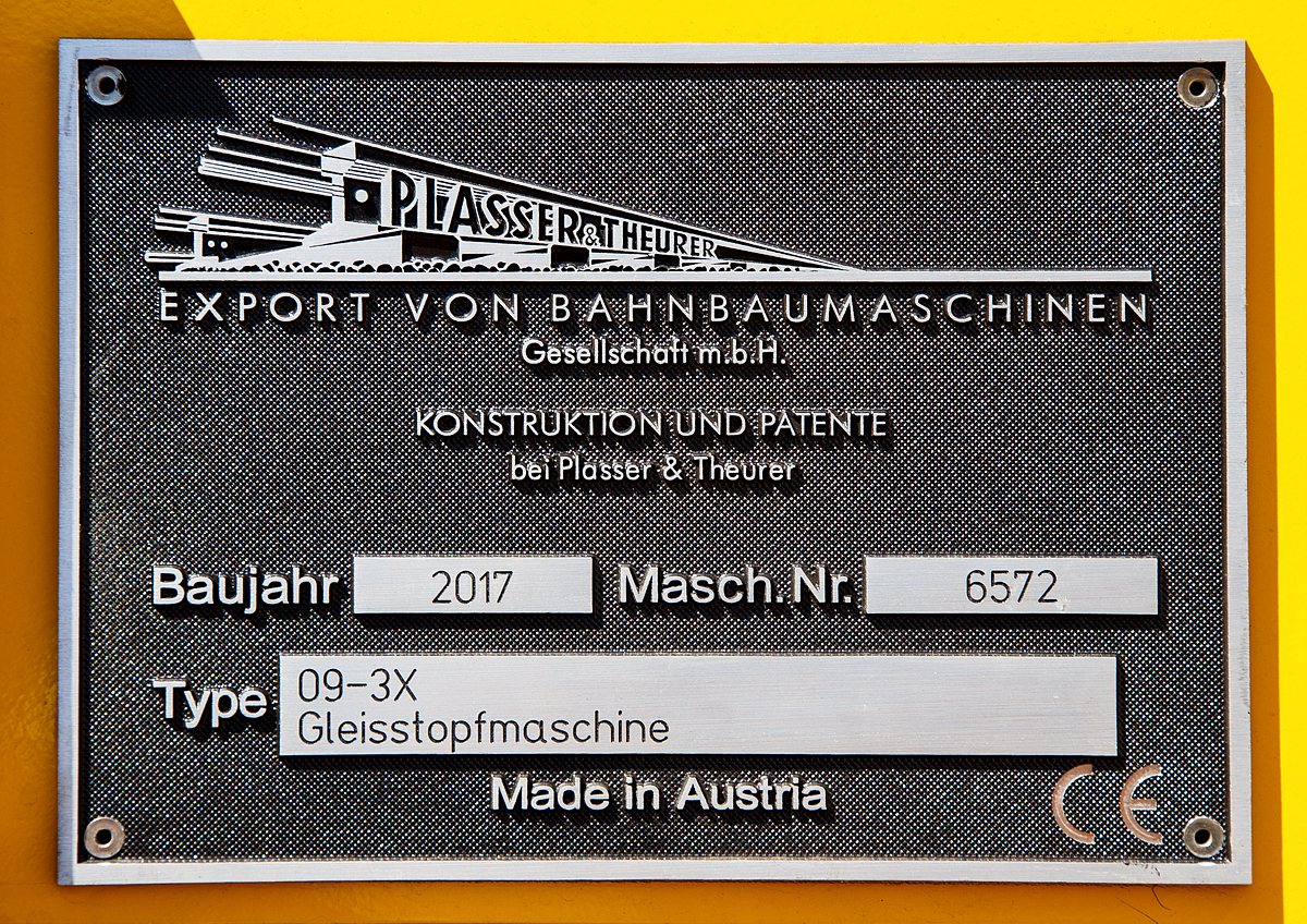 Fabrikschild von dem Plasser & Theurer Stopfexpress 09-3X, Schweres Nebenfahrzeug Nr. 99 80 9121 012-5 D-HFW, der H.F. WIEBE, auf der iaf 2017 in Münster (am 01.06.2017). 