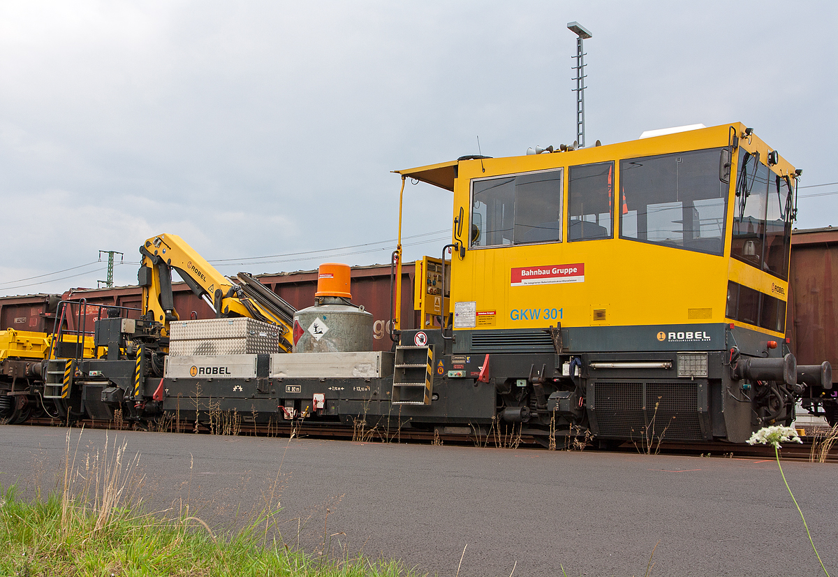 GKW 301 (Gleiskraftwagen) bzw. Gleisarbeitsfahrzeug Robel BAMOWAG 54.22 (Schweres Nebenfahrzeug Nr. 97 17 56 020 17 -0) der DB Bahnbau Gruppe GmbH, abgestellt mit angehängten Wagen der Gattung Res-x 687 (31 80 3939 701-9 D-DB) am 02.08.2014 beim ICE-Bahnhof Montabaur.

Der Robel 54.22 wurde 2004 unter der Maschinen Nr. 54.22 -32 - BH013 gebaut und an DGT (heute DB Bahnbau Gruppe GmbH)  geliefert (ex 97 17 56 504 17-3). Die EBA-Nummer ist EBA 04E17A 004.

Zur Jahrtausendwende benötigte die Deutsche Bahn weitere Gleiskraftwagen, doch aufgrund gestiegener Arbeitsanforderungen sowie geänderter Einsatzbedingungen sollte es ein modifiziertes Fahrzeug sein. Bei den bisher beschafften Exemplaren wurden die Lastschaltgetriebe im härteren Einsatz meistens überlastet. Erforderlich waren das schnelle Erreichen einer Höchstgeschwindigkeit von 100 km/h und eine höhere Motorleistung. Diese Anforderungen konnten von dem Robel-Gleiskraftwagen „BAMOWAG 54.22“ mit hydrodynamischem Getriebe und einem 440 kW starken, wassergekühlten KHD-Dieselmotor des Typs BF 8 M 1015 C schon sehr gut erfüllt werden. Entstanden war ein Traktions- und Arbeitsfahrzeug mit hoher Zugkraft und bestens geeignet auch für den Übergabeverkehr, welches die DB in den Jahren 1999 bis 2006 dann beschaffte. Ein hochwertiger Antriebsstrang und eine moderne, technisch ausgereifte Fahrzeugsteuerung ermöglichten hohe Anhängelasten. So beträgt die Anfahrzugkraft 90 kN und die maximale Anhängelast wird mit 2.000 t angegeben. Daneben werden die klassischen Anforderungen wie Laden, Fördern, Heben und Senken problemlos bewältigt. Der BAMOWAG 54.22 zeichnet sich durch eine großzügige klimatisierte Fahrerkabine sowie eine große, niederflurige Ladefläche aus. Dort sitzt der hydraulische PALFINGER-Ladekran des Typs PK 19000 mit 10 t Hubkraft und 5 t Nutzlast, welcher auch als Bagger genutzt werden kann. Sowohl das Fahrzeug als auch der Kran lassen sich funkfernsteuern und der Tandembetrieb mehrerer Einheiten ist möglich. Alle Fahrzeuge besitzen eine indirekte Bremse und eine Federspeicherbremse. 2011/12 wurden 11 Bamowag 54.22 zu leichten Schneeräumfahrzeugen umgebaut mit einer Aufnahmeeinrichtung für die Anbaugeräte Schneebesen und Schneeschleuder. Gleichartige Fahrzeuge beschafften auch die Österreichischen Bundesbahnen (ÖBB) als X630 sowie die Schweizer BLS Lötschbergbahn AG als Tm 235.

Technische Daten:
Spurweite: 1.435 mm
Achsanordnung: B
Länge über Puffer: 13.100 mm
Achsstand: 7.500 mm
Motor: wassergekühlter V8- KHD-Dieselmotor mit Turboaufladung, Ladeluftkühlung und Vierventiltechnik vom Typ BF 8 M 1015 C
Motorleistung: 440 kW (598 PS) bei 1.900 U/min
Kraftübertragung: dieselhydraulisch
Höchstgeschwindigkeit: 100 km/h
Zur Mitfahrt zugelassene Personen: 6
Eigengewicht: 30 t
Nutzlast: 5 t
Hydraulischer Ladekran:  10 t Hubkraft
Kleinster befahrbarer Gleisbogen: R 80
Zugelassen für Streckenklasse: C2, CM2 und höher
