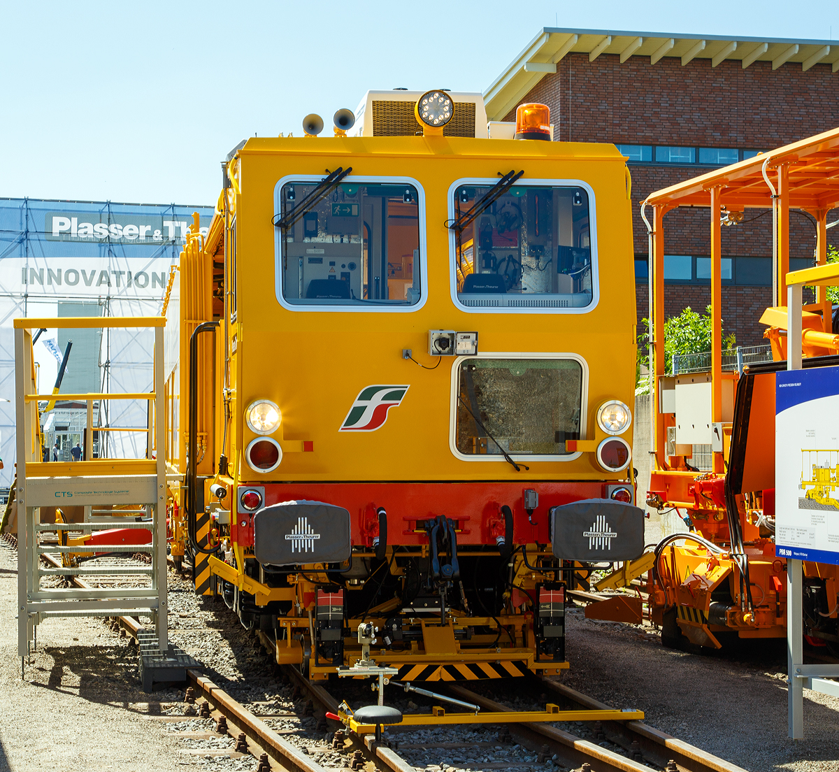 Mit dieser UNIMAT COMBI 08–275 hat Plasser & Theurer (Linz) nun 16.000 Gleisbaumaschinen ausgeliefert, sie wurde auf der iaf in Mnster prsentiert (am 01.06.2017) und an die Rete Ferroviaria Italiana (RFI), Gruppo Ferrovie dello Stato Italiane (zur Gruppe der Italienische Staatsbahnen) bergeben. Dieser UNIMAT COMBI 08–275 hat die UIC-Nummer IT-RFI 99 83 9422 046-6 und wurde 2017 von Plasser & Theurer  in Linz gebaut.

Der Unimat Combi 08-275 wurde zur Sofortbehebung von Gleislagefehlern entwickelt. Neben dem Universalstopfaggregat verfgt die Maschine ber Einrichtungen zum Pflgen, Kehren und Aufzeichnen der Gleisgeometrie. Sie ist uerst universell einsetzbar auf Gleisen und Weichen.

Die italienische Bahn wird mit einer ganzen Serie dieser Multifunktionsmaschinen ausgestattet. Der erste Unimat Combi 08-275 ging 2010 an Rete Ferroviaria Italiana (RFI) in Bologna. Bis 2018 sind es insgesamt 13 gelieferte Unimat Combi 08-275. Der Einsatz identer Technologie untersttzt mageblich die Einhaltung von Standards hinsichtlich der Bearbeitungsqualitt. Wie bei vielen Bahnverwaltungen setzt auch Italien in den lokalen Verantwortungsbereichen gleiche Instandhaltungsmaschinen ein.

Das gesamte Hochgeschwindigkeits-Streckennetz der italienischen Bahnverwaltung RFI umfasst bereits rund 1.000 km. Bei der Wahl der passenden Serienmaschine wurde darauf Wert gelegt, dass sie universell einsetzbar ist fr kurzfristige Arbeiten auf Gleisen und Weichen. Das „Universalwerkzeug“ Unimat Combi 08-275 vereint folgende Technologien: Stopfmaschine fr Gleise und Weichen, integrierter Schotterpflug und Kehrbrste, vollwertiges inertiales Gleisgeometrie-Messsystem.

Die Maschinen werden auf alle Bauhfe der RFI verteilt und zur Einzelfehlerbehebung sowohl auf Hochgeschwindigkeitsstrecken als auch auf normalen Strecken eingesetzt. Mit einem Messfahrzeug werden im Vorfeld Einzelfehler detektiert. Das GPS-untersttzte inertiale Gleisgeometrie-Messsystem am Unimat Combi 08-275 findet die Gleisfehler schnell und punktgenau. Nach der Fehlerbehebung – dem Stopfen, Pflgen und Kehren – wird nachgemessen. Damit erreicht man eine verbesserte Auslastung der Universalstopfmaschine. Der Unimat Combi 08-275 kann auch als Messwagen eingesetzt werden. Die mitgelieferte Software analysiert die Messdaten gem den aktuellen Richtlinien von RFI.

Dreimal wchentlich werden in vier- bis fnfstndigen Nachteinstzen jeweils etwa 1.000 m Gleis und ein bis zwei Weichen gestopft, gepflgt und gekehrt.

Die Entscheidung fr einen Serienmaschinentyp bringt eine Reihe von Vorteilen. Die Zulassungskonformitt beschleunigt den Prozess. Ist eine Maschinentype bereits im Bestimmungsland zugelassen, geht eine neue Maschine derselben Type deutlich schneller in Betrieb. Standards im Maschinenpark vereinfachen auch die Wartung. Der Umfang der Ersatzteilbevorratung kann reduziert werden, wenn mehrere baugleiche Maschinen eingesetzt werden. Auch das Training und die Schulung der Bedienmannschaften wird durch Serienmaschinen erleichtert. 

TECHNISCHE DATEN:
Spurweite: 1.435 mm (Normalspur)
Anzahl der Achsen: 5 
Lnge ber Puffer:  31.140 mm
Eigengewicht: 94.000 kg
Zul. Anhngelast: 60 t
Zur Mitfahrt zugel. Personenzahl: 6
Kleister befahrbarer Gleisbogen: R = 120 m 
Hchstgeschwindigkeit: 100 km/h (Eigen und Geschleppt)

Die Neue Zukunft ist das Hybridantriebskonzept E 
Fr den Unimat Combi 08-275 in Italien steht von Plasser & Theurer auch nun das neue Hybridantriebskonzept E zur Verfgung. Es treibt die Maschine entweder durch einen Dieselmotor oder einen Elektromotor an, und zwar durch Nutzung der elektrischen Energie aus dem Fahrdraht. In Italien werden allerdings zwei unterschiedliche Fahrstromsysteme verwendet: 3 kV Gleichstrom auf konventionellen Strecken, 25 kV Wechselstrom mit 50 Hz im Hochgeschwindigkeits-Streckennetz. Die Combi-Maschine wird fr beide Systeme als 2-Strom-System ausgefhrt.

Neben geringerem Schadstoffaussto und Einsparung von fossilen Treibstoffen reduziert das Hybridantriebskonzept E den Maschinenlrm. Damit erweitert sich der Einsatzbereich der Maschine. Sie kann auch innerstdtisch, bei Nachtarbeiten oder fr Arbeiten im Tunnel herangezogen werden.  