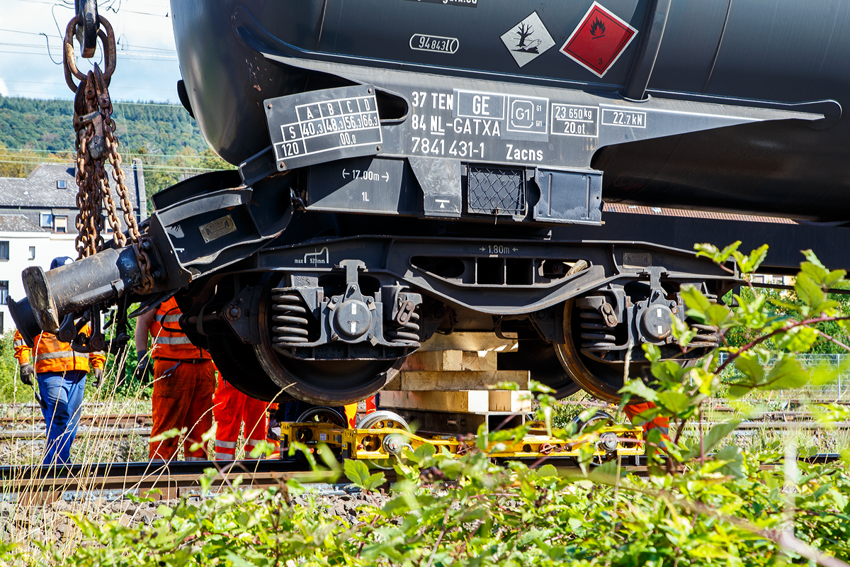 Niederlahnstein: Am Sonntagabend des 30.08.2020 gegen 18:40 Uhr kam es mitten im Bahnhof Niederlahnstein zu einem Unglck, ein mit Diesel beladener Kesselwagenzug entgleiste aus noch unbekannter Ursache. Verletzt wurde glcklicherweise keiner. Die Feuerwehr hat bereits das Diesel aus allen umgekippten bzw. leckgeschlagenen Wagen abgepumpt und abtransportiert.

Am 02.09.2020 waren die Aufrumarbeiten im vollen Gange, hier hat der 100t -Eisenbahnkran 733 001  Bulldog  das Drehgestell eines havarierten Kesselwagens nun auf einen Hilfsabschleppwagen DOLLY gesetzt.