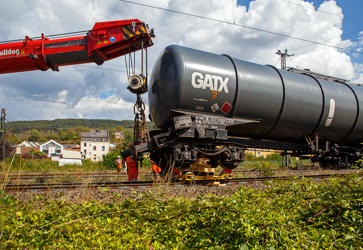 Niederlahnstein: Am Sonntagabend des 30.08.2020 gegen 18:40 Uhr kam es mitten im Bahnhof Niederlahnstein zu einem Unglck, ein mit Diesel beladener Kesselwagenzug entgleiste aus noch unbekannter Ursache. Verletzt wurde glcklicherweise keiner. Die Feuerwehr hat bereits das Diesel aus allen umgekippten bzw. leckgeschlagenen Wagen abgepumpt und abtransportiert.

Am 02.09.2020 waren die Aufrumarbeiten im vollen Gange, hier hat der 100t -Eisenbahnkran 733 001  Bulldog  das Drehgestell eines havarierten Kesselwagens nun auf einen Hilfsabschleppwagen DOLLY gesetzt.