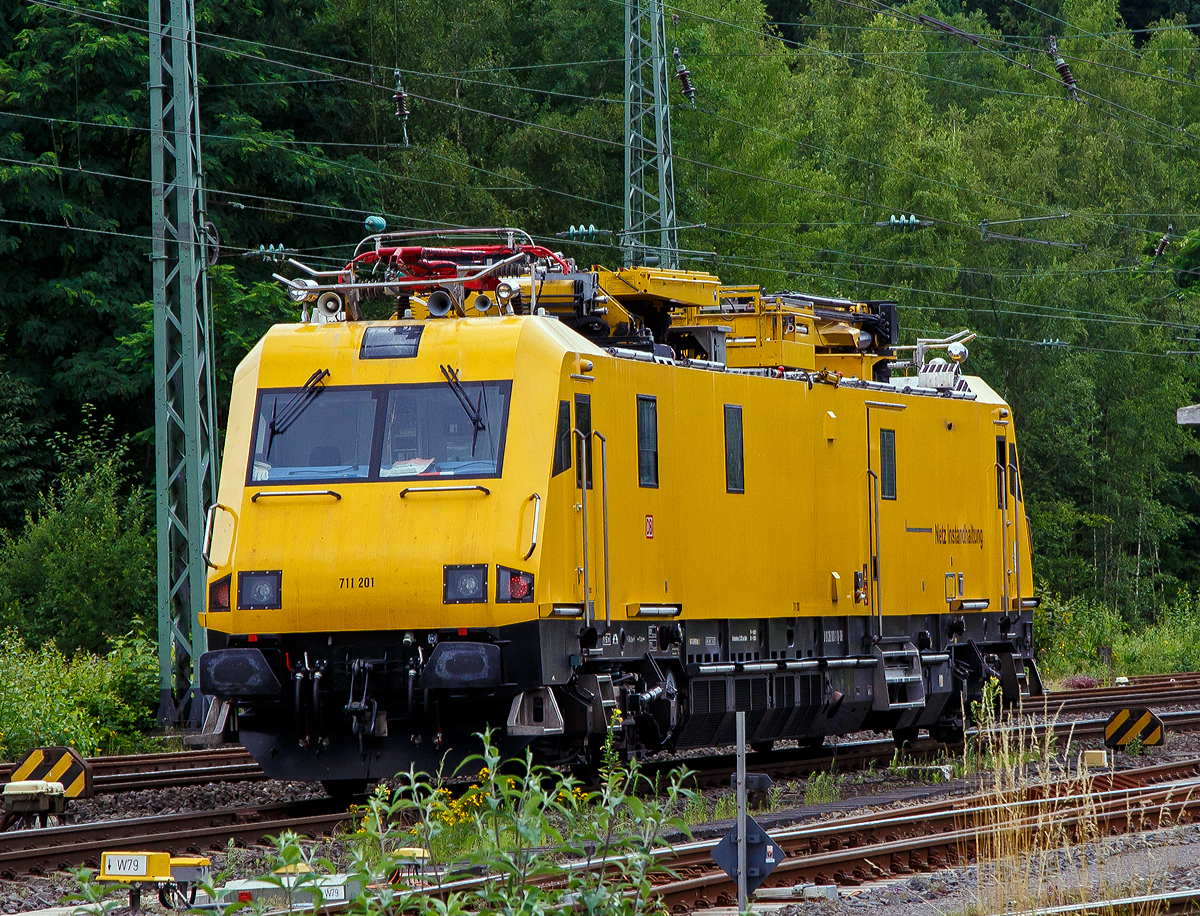 Nochmal als Nachschuss....
Das Oberleitungsinstandhaltungsfahrzeug 711 201, Schweres Nebenfahrzeug Nr. 99 80 9136 001-1 D-DB, der DB Netz AG, ein Robel IFO 57.44, fährt am 15.07.2021 durch Betzdorf (Sieg) in Richtung Köln.