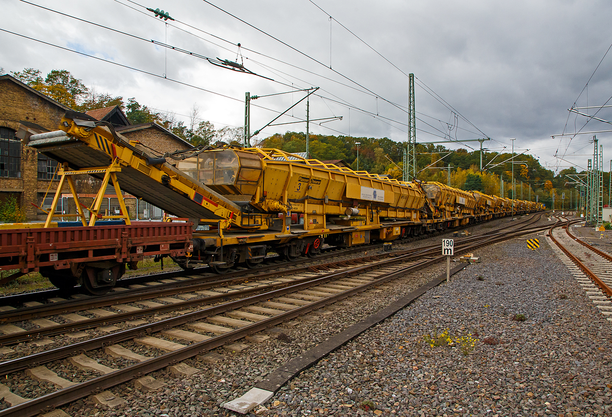 Plasser & Theurer Materialförder- und Siloeinheit MFS 100, Nr. 3 der MGW Gleis- und Weichenbau-Gesellschaft mbH & Co. KG (Berlin), der Schweres Nebenfahrzeug Nr. 99 80 9552 507-2 D-MGW, am 22.10.2021 im Zugverband in Betzdorf (Sieg) bei einer Zugdurchfahrt (dahinter noch weitere).

Die MSF 100 Einheit wurde 2010 von Plasser & Theurer unter der Fabriknummer 5430 gebaut.
