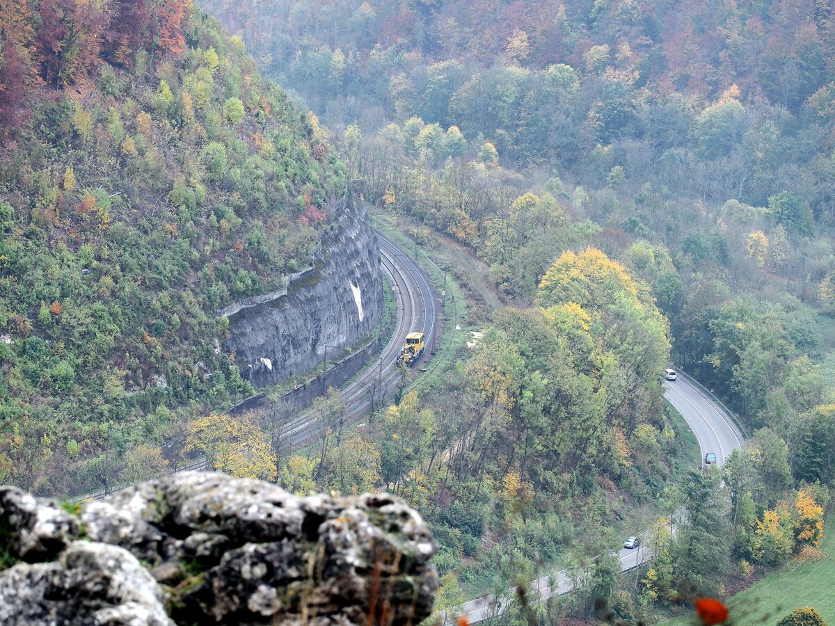 Rottenwagen auf der Geislinger Steige, in der Kurve unterhalb des Galgenbergfelsens am 17.10.2015. Die Aufnahme entstand von der gegenberliegenden Felsenkante.