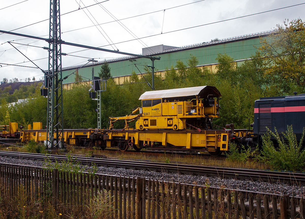 Schienen-Ladewagen SLW, D-VMRS 99 80 6511 010-7, der Vossloh Rail Service GmbH am 17.09.2022 im Bahnhof Niederschelden (geografisch eigentlich Niederschelderhtte).

Diese Schienenladeeinheit dient zum Be- und Entladen von Langschienen auf die bzw. von der dafr vorgesehene Langschienentransporteinheit. Der Schienen-Ladewagen SLW bringt die Schienen in Position vor oder auf den Schwellenkpfen bzw. zur Gleismitte. Die Schienenladeeinheit ist mit einer Vorrichtung zum Drehen des Portalkrans ausgestattet, um das Fahrzeug richtungsunabhngig einzusetzen.

Vorteile Schienen-Ladewagen SLW:
• Hocheffizientes und flexibles Ladesystem im Zusammenhang mit dem Transportsystem ROBEL
• Geringe Vorarbeiten ntig
• Einzeln oder paarweises Ent-/Beladen
• 2 Schwenkarme, auenliegend, unabhngig voneinander bedienbar
• Portalkran drehbar zur Herstellung der Arbeitsrichtung
• Schienen-Einzellngen 15 bis 300 m
• Schienenprofile 49E1/5, 54E3/4, 60E1/2, R65,
• Arbeiten bei eingeschalteter Oberleitung teilweise mglich
• Durchladbarkeit auf Transportsystemen ROBEL max. 2 x 120 m, 2 x 180 m oder 1 x 120 m + 1 x 180 m
• Prdestiniert fr Sammel- und Staffelladungen
• Be- bzw. Entladeleistung betrgt ca. 900 bis 1.400 m Gleis/Stunde.

Der Schienenladewagen wurde 2007 von Maschinen- und Anlagenservice MAS GmbH in Guben unter der Fabriknummer 01/07 gebaut, wobei der Schienenmanipulator von Robel stammt und berarbeitet wurde.

Das Eigengewicht betrgt 47 t (davon der Manipulator 13 t), die Hchstgeschwindigkeit 120 km/h und der kleinste befahrbare Gleisbogen 80 mm.

Die Be- bzw. Entladeleistung betrgt ca. 900 bis 1.400 m Gleis/Stunde.

TECHNISCHE DATEN:
Spurweite: 1.435 mm
Anzahl der Achsen: 2 x 2 (4)
Lnge ber Puffer: 2x 12.040 mm  = 24.080 mm
Breite: 2.610 mm 
Hhe Fahrzeugboden ber SO: 1.230 mm
Hchstgeschwindigkeit: 100 km/h (Portalkran max. 10 km/h)
Kleinster befahrbarer Gleisbogen: 80 m (bei Arbeit 150 m)
Bremse: 2 x KE-GP 
Bremssohle: GG
zentrale Energieversorgung: Dieselaggregat
Handbremse: an einem Wagen
Fahrzeugumgrenzungslinie: Lichtraumprofil G2
