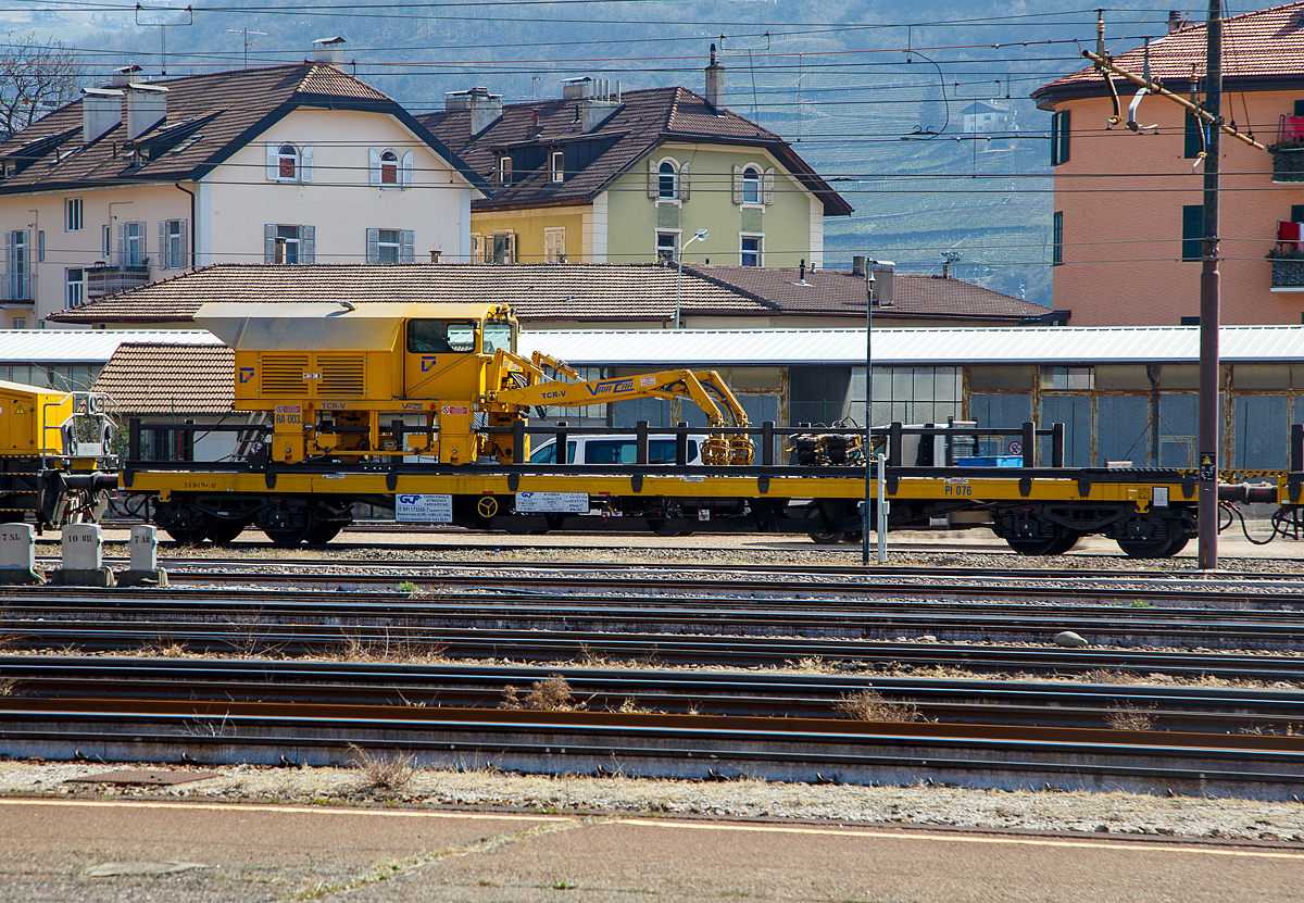 Schienenzugladeeinrichtung bzw. Schienenladewagen der Bauart VAIA CAR Typ TCR-V, 33 56 394 0 174-4 I-GCF (IT RFI 173 250-7), der Italienischen Firma GCF Generale Costruzioni Ferroviarie S.p.A. am 26.03.2022 beim Bahnhof Bozen (Stazione di Bolzano).

