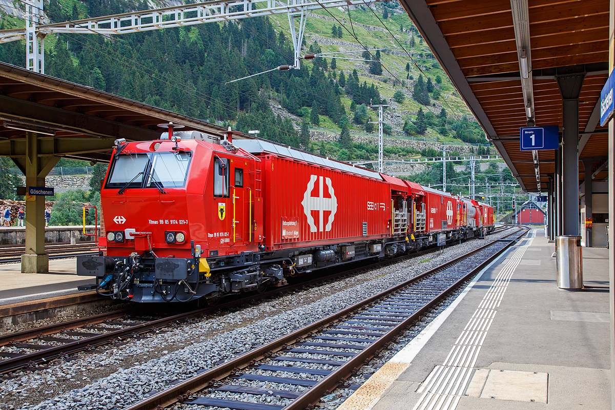 So lang wie der Zug ist, so lang ist auch die Beschreibung....

Der Erstfelder SBB Lösch- und Rettungszug 2014 „Uri“ (ein vierteiliger LRZ 14) am 02.08.2019 beim Halt im Bahnhof Göschenen.  
Der Lösch- und Rettungszug wurde 2014 für die SBB Infrastruktur, Depot Erstfeld, gebaut und besteht aus dem:
Rettungsfahrzeug 1 - Xtmas 99 85 9174 021-7 CH-SBBI;
Rettungsfahrzeug 2 - Xtmas 99 85 9174 011-8 CH-SBBI;
Tanklöschwagen - Xans 99 85 9375 011-5 CH-SBBI; sowie
Gerätefahrzeug - Xtmas 99 85 9177 011-5 CH-SBBI

Die vorletzte Generation der Lösch- und Rettungszüge (LRZ 2014) ist vierteilig und besteht aus einem Tanklöschwagen, einem Gerätefahrzeug und zwei Rettungsfahrzeugen. Der Antrieb erfolgt mit je zwei MTU-Dieselpowerpacks (6-Zylinder Turbo geladener Dieselmotor von MTU, Partikelfilter, Turbogetriebe mit eingebauten Retarder und Kühlsystem) nach EU-Abgas-Emissionsstufe IIIA Norm, mit je 390 kW Leistung über die beiden Rettungs- sowie das Gerätefahrzeug. Der Lösch- und Rettungszug hat so eine installierte Gesamtleistung von 2.340 kW, eine Höchstgeschwindigkeit von 100 km/h und kann Anhängelasten von 940 Tonnen bei einer Steigung von 27 Promille bewegen. Der gesamte Atemluftvorrat des Zuges beträgt 1.980.000 Normliter und wird in 132 Speicherflaschen, die ein Volumen von 50 Litern haben, mit 300 Bar Druck gelagert. An verschiedenen Orten in den Innenräumen und auf den Plattformen sind Anschlüsse für die Atemluftversorgung vorhanden. Daran können separate Atemschutzmasken oder das tragbare Atemschutzgerät mit Geber- und Nehmerschlauch angeschlossen werden. Alle Führerstandkabinen sind druckdicht und verfügen über eine Atemluftversorgung, welche einen Überdruck erzeugt. In den Führerstandkabinen des Gerätefahrzeugs und des Tanklöschwagens ist zusätzlich ein Bedienpult für die Feuerlöschtechnik eingebaut.
Zwischen 4 und 5 Stunden  ist ein autonomer Betrieb des LRZ möglich.

Im Einsatz wird der Zug in zwei Einheiten geteilt. Die erste Einheit aus Gerätefahrzeug und Tanklöschwagen dient der Feuerbekämpfung und dem Bergungsarbeiten. Die zweite Einheit, bestehend aus zwei Rettungsfahrzeugen übernimmt im Shuttleverkehr den Personentransport zu einem sicheren Ort.

Für den Gotthard-Basistunnel (GBT) werden zwei dieser LRZ 14 vorgehalten, dieser steht beim neuen Erhaltungs- und Interventionszentren (EIZ) Erstfeld und ein weiterer beim EIZ Biasca. Für jeden Zug wird rund um die Uhr (7x24 h) eine Besatzung mit je 5 Mann vorgehalten. Die Mannschaften der Lösch- und Rettungszüge sind an deren Standorten kaserniert. Das ermöglicht, dass sie auch in der Nacht innerhalb weniger Minuten einsatzbereit sind. Die Züge sind innerhalb 5 Minuten startklar. Im Ereignisfall erfolgt dann eine entsprechende Verstärkung durch externe Einsatzkräfte, wie Feuerwehr, Sanität, etc..

Technische Daten Rettungsfahrzeug 1 und 2:
Ausrüstung Rettungscontainer:
Außenluftunabhängiger Hauptraum mit leichtem Überdruck, zugänglich durch Schleusenraum;
Platz für etwa 60 Personen oder 40 Personen und 6 Liegen
20 Atemschutzgeräte mit angeschlossenem Geber- und Nehmerschlauch 
Tragbahren faltbar, Rettungsbretter, Schaufelbahren, Vakuummatratzen
Material für lebensrettende Sofortmaßnahmen und Sanitätsmaterial
Anschlüsse für die Versorgung von Patienten mit Medizinsauerstoff
Raumüberwachungsgeräte für Sauerstoff und Kohlendioxid
Brandschutzausrüstung der Mannschaft (Jacken, Hosen, Stiefel, Helme) 
Explosionsmessgerät und Wärmebildkameras
Ausrüstung Rettungsplattform
Treppenmodul2 Schwenkarme mit Kettenzug
2 Feste LED Scheinwerfer
Prüf- und Erdungsgarnituren für die Fahrleitung 

TECHNISCHE DATEN (Fahrzeug):
Hersteller Basisfahrzeug: Windhoff Bahn- und Anlagentechnik GmbH
Basisfahrzeug Typ: WINDHOFF MPV
Hersteller Rettungscontainer und Atemluftanlage: Dräger Safety AG
Spurweite: 1.435 mm (Normalspur)
Achsfolge: Bo´Bo´
Eigengewicht: ca. 70.000 kg
Max. Zuladung: 7.000 kg
Länge über Puffer:  22.060 mm
Drehzapfenabstand: 15.500 mm
Achsabstand im Drehgestell: 2.600 mm
Treibraddurchmesser: 920 mm (neu)
Höhe der Containerauflage: 1.220 mm
Höchstgeschwindigkeit: 100 km/h (eigen und geschleppt)
Leistung: 2 x 390 kW
Dieselmotor: 2 x MTU-Dieselpowerpack (6-Zylinder Turbo geladener Dieselmotor von MTU, Partikelfilter, Turbogetriebe mit eingebauten Retarder und Kühlsystem)
Kleinster befahrbarer Gleisbogen: R 120 m

Technische Daten Tanklöschwagen:
Ausrüstung Tanklöschwagen:
1 Frontmonitor an Führerkabine, Leistung 800 l/Min. bei 8 Bar, Wurfweite ca. 35 m (Wasser)
1 Wasser-/Schaumwerfer auf Kabinendach, Leistung 2400 l/Min. bei 8 Bar, Wurfweite ca. 70 m (Wasser), ca. 60 m (Schaum)
Fahrzeugfront, Selbstschutzdüsen 2 × 75 l/Min. und 1 × 150 l/Min.
Abgänge getrennt für Wasser – Wasser/Schaum
Aufbaubarer Wasser-/Schaumwerfer mit 1200 l/Min.
Aufbaubare Hydroschilder mit 720 und 1800 l/Min.
feste LED-Scheinwerfer
Schlauchmaterial 1.000 m (Schlauchgrößen 40 mm, 55 mm, 75 mm)
Teilstücke, Hohlstrahlrohre, Schwer- und Kombischaumrohre
Handfeuerlöscher (Schaum, CO2)
Prüf- und Erdungsgarnituren für die Fahrleitung

Maschinenraum Tanklöschwagen:
Dieselmotor Deutz (238 kW / 324 PS), 6 Zylinder mit vollautomatischem Partikelfilter welcher die Abgasnorme Stage IIIB erfüllt und angeflanschtem Pumpenaggregat von Vogt
Druckpumpe 6000 l/Min. bei 10 Bar
Schaummittelpumpe 500 l/Min., 0–6 % Zumischrate
Hochdruckpumpe 500 l/Min. bei 40 Bar

TECHNISCHE DATEN (Fahrzeug):
Hersteller Untergestell: Josef Meyer AG
Hersteller Fahrzeug Oberbau: Windhoff Bahn- und Anlagentechnik GmbH
Hersteller Atemluftanlage: Dräger Safety AG
Hersteller Feuerlöschtechnik: Vogt AG
Spurweite: 1.435 mm (Normalspur)
Anzahl der Achsen: 4 in zwei Drehgestellen
Länge über Puffer:  17.040 mm
Drehzapfenabstand: 12.000 mm
Achsabstand im Drehgestell: 1.800 mm
Eigengewicht: 41.000 kg
Dienstgewicht 90.000 kg
Löschwasservorrat: 45.000 Liter
Schaumextrakt-Vorrat: 1.500 Liter

Technische Daten Gerätefahrzeuge:
Arbeitsmodul/Generator:
Generator 65 kVA für Bordnetz, Dieselmotor Deutz (erfüllt Abgasnorm IIIB, ausgerüstet mit einer integrierten Abgasnachbehandlung und aktiver Regeneration mittels eines DPF/Brenners).
Atemluftfilteranlage und Abfüllstation für tragbare Atemluftflaschen.

Feuerlöschanlage:
1 Frontmonitor an Führerkabine, Leistung 800 l/Min. bei 8 Bar, Wurfweite ca. 35 m (Wasser)
1 Wasser-/Schaumwerfer auf Kabinendach, Leistung 2400 l/Min. bei 8 Bar, Wurfweite ca. 70 m (Wasser), ca. 60 m (Schaum)
Fahrzeugfront, Selbstschutzdüsen 2 × 75 l/Min. und 1 × 150 l/Min.

Ausrüstung:
Motorspritze (Typ 1, mobil, 800 l/Min. bei 8 Bar, resp. nach Umbau Lenzpumpe 2700 l/Min. bei 1,5 Bar mit Saugschläuchen)
Diverses Ölwehrmaterial – Ölbindemittel, Feuerlöscher (Schaum, Pulver, CO2), Werkzeug, Explosionsgeschützte Handlampen und Wärmebildkameras
Beleuchtungsmaterial – Scheinwerfer (1.000 W)
ELRO-Pumpe mit Saug-/Druckschläuchen
Schienenrollwagen
Rettungskettensäge, Trennschleifer, Rettungsschere/Rettungsspreizer, Pioniermaterial, Leiter und Absperrmaterial
Evakuierungsstege
Hilfskupplungen für Fahrzeuge mit automatischer Kupplung
Kran Palfinger PC 3800 mit Seilwinde

TECHNISCHE DATEN (Fahrzeug):
Hersteller Basisfahrzeug: Windhoff Bahn- und Anlagentechnik GmbH
Basisfahrzeug Typ: WINDHOFF MPV
Hersteller Arbeitsmodul: Dräger Safety AG
Hersteller Feuerlöschtechnik: Vogt AG
Spurweite: 1.435 mm (Normalspur)
Achsfolge: Bo´Bo´
Eigengewicht: 71.900 kg
Dienstgewicht: 80.000 kg
Länge über Puffer:  22.060 mm
Drehzapfenabstand: 15.500 mm
Achsabstand im Drehgestell: 2.600 mm
Treibraddurchmesser: 920 mm (neu)
Höhe der Containerauflage: 1.220 mm
Höchstgeschwindigkeit: 100 km/h (eigen und geschleppt)
Leistung: 2 x 390 kW
Dieselmotor: 2 x MTU-Dieselpowerpack (6-Zylinder Turbo geladener Dieselmotor von MTU, Partikelfilter, Turbogetriebe mit eingebauten Retarder und Kühlsystem)
Kleinster befahrbarer Gleisbogen: R 120 m

Quellen: SBB und Anschriften