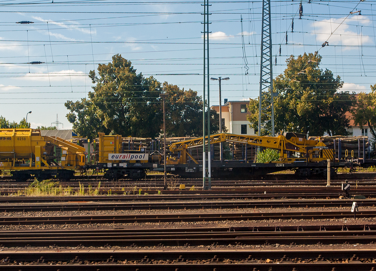 Umladewagen (ULW II) 99 81 9352 502-4 A-RTS der eurailpool am 27.08.2014 in Gieen, aufgenommen aus einem Zug heraus.

Der Umladewagen dient zur Verladung des Aushubmaterials bis zu einem Abstand von 8,50 m von Gleisachse.

TECHNISCHE DATEN:
Lnge ber Puffer: 20.000 mm
Drehzapfenabstand: 14.600 mm
Achsabstand im Drehgestell: 1.800 mm
Gewicht: 22.50 t
Hchstgeschwindigkeit: 100 km/h
