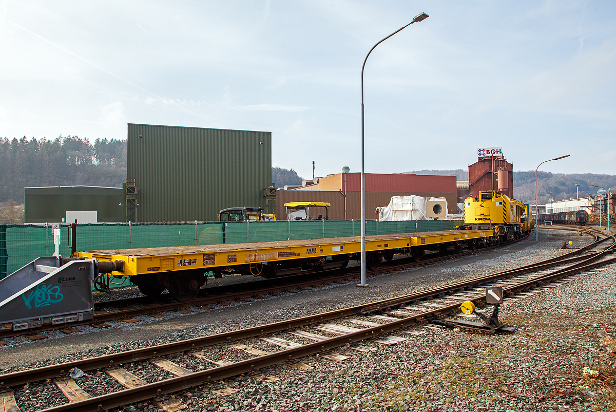 Vierachsige Flachwageneinheit mit geradem Fußboden TRANSWAGGON GmbH, der Gattung Laas, 24 80 4305 366-5 RIV D-TWA, als Schutzwagen Gegenlastseitig zum KIROW Gleisbauschienenkran KRC 810 T „BALU“ der Hering Bau (Burbach), Schweres Nebenfahrzeug Nr. D-HGUI 99 80 9419 023-3, ex 97 82 53 508 19-3, abgestellt am 17.02.2019 in Siegen-Eintracht auf dem Gelände der KSW Kreisbahn Siegen-Wittgenstein GmbH.

TECHNISCHE DATEN:
Gattung: Laas
Spurweite: 1.435 mm
Anzahl der Achsen: 4
Länge über Puffer : 27.000 mm
Ladelänge : 25.740 mm (bzw. 2 x 12,6 m)
Ladebreite : 3.100 mm
Ladefläche: 78 m²
Fußbodenhöhe über SOK: 1.270 mm
Höchstgeschwindigkeit: 100 km/h / 120 km/h (leer)
Eigengewicht: 26.600 kg
Nutzlast: 55,4t ab Streckenklasse C (Höchstgrenze je Einheit 27,7 t)
Achsabstände: 22.100 (9.000 mm / 4.100 mm / 9.000 mm )
Verwendungsfähigkeit: RIV
Kleinster befahrb. Gleisbogenhalbmesser: 75 m