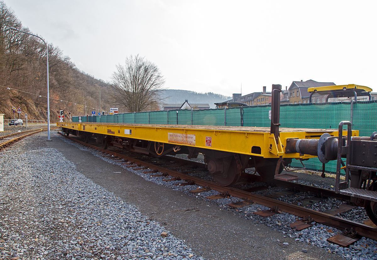 Vierachsige Flachwageneinheit mit geradem Fußboden TRANSWAGGON GmbH, der Gattung Laas, 24 80 4305 366-5 RIV D-TWA, als Schutzwagen Gegenlastseitig zum KIROW Gleisbauschienenkran KRC 810 T „BALU“ der Hering Bau (Burbach), Schweres Nebenfahrzeug Nr. D-HGUI 99 80 9419 023-3, ex 97 82 53 508 19-3, abgestellt am 17.02.2019 in Siegen-Eintracht auf dem Gelände der KSW Kreisbahn Siegen-Wittgenstein GmbH.

TECHNISCHE DATEN:
Gattung: Laas
Spurweite: 1.435 mm
Anzahl der Achsen: 4
Länge über Puffer : 27.000 mm
Ladelänge : 25.740 mm (bzw. 2 x 12,6 m)
Ladebreite : 3.100 mm
Ladefläche: 78 m²
Fußbodenhöhe über SOK: 1.270 mm
Höchstgeschwindigkeit: 100 km/h / 120 km/h (leer)
Eigengewicht: 26.600 kg
Nutzlast: 55,4t ab Streckenklasse C (Höchstgrenze je Einheit 27,7 t)
Achsabstände: 22.100 (9.000 mm / 4.100 mm / 9.000 mm )
Verwendungsfähigkeit: RIV
Kleinster befahrb. Gleisbogenhalbmesser: 75 m