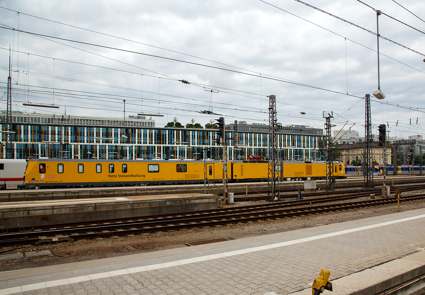 Der Plasser & Theurer Schienenprüfzug (der Bauart SPZ 3) 719 301 / 720 301 (99 80 9160 004-4-DB / 99 80 9360 006-7 D-DB) der DB Netz AG am 06 Juni 2019 im Hauptbahnhof München.

Der Schienenprüfzug wurde 2015 von Plasser & Theurer in Linz (A) unter der Fabriknummer 6003 (SPZ-STW) und 6047 (SPZ-ATW) gebaut.

Um Schäden am Oberbau frühzeitig zu erkennen, setzt die Deutsche Bahn AG verschiedene Prüfzüge der Baureihen 719 und 720 ein. Mittels zweier zerstörungsfreier Prüfverfahren werden die Schienen auf Schädigungen untersucht. Bei der Ultraschallprüfung können Materialfehler durch Materialermüdung innerhalb der Schiene bis zum Schienenfuß erkannt werden. Mit der Wirbelstromprüfung wird der Schienenkopf geprüft.

Die Schienenprüfzüge der BR 719.3/720.3 sind die dritte Messtriebwagengeneration und wurden in modularisierter Bauweise von Plasser & Theurer in Linz (A) gebaut. Sie basiert auf einer ein- und zweiteiligen Messwagenfamilie, die Ende 2012 von der DB Netz AG bestellt wurde. Die Schienenprüfzüge sind zweiteilig ausgeführt und bestehen aus einem allachsgetriebenen Trieb- (ATW) und einem Steuerwagen (STW). Beide Wagen sind jeweils 23 Meter lang. Der ATW hat ein Eigengewicht von 81 t, der STW 67 t. Der Triebzug hat eine Höchstgeschwindigkeit von 140 km/h. Der Einsatz auf Steilstrecken der DB Netz AG ist bis 55 ‰ genehmigt.

Unter dem Bodenrahmen des Steuerwagens sind, zwischen den beiden Drehgestellen, ein absenkbarer Messwagen und zwei Wasserbehälter für die ZfP-Sensorik aufgehängt. Auf dem Dach des Triebwagens sitzt ein Messstromabnehmer. Als Antrieb dienen zwei Deutz-Dieselmotoren. Im hinteren Teil des Triebwagens gibt es eine klimatisierte Küche mit Mikrowelle, Herd, Spüle, Tisch und Sitzecke mit Wifi sowie eine Toilette. Im Steuerwagen sind neben dem Beobachtungsstand mit neun Monitoren eine Werkstatt mit Ersatzteillager und Kalibriergeräten, Schaltschränke mit Messtechnik, vier Schlafabteile und der Führerstand 1 untergebracht. Die Ultraschall- und Wirbelstrommesstechnik wurde von der Firma PLR