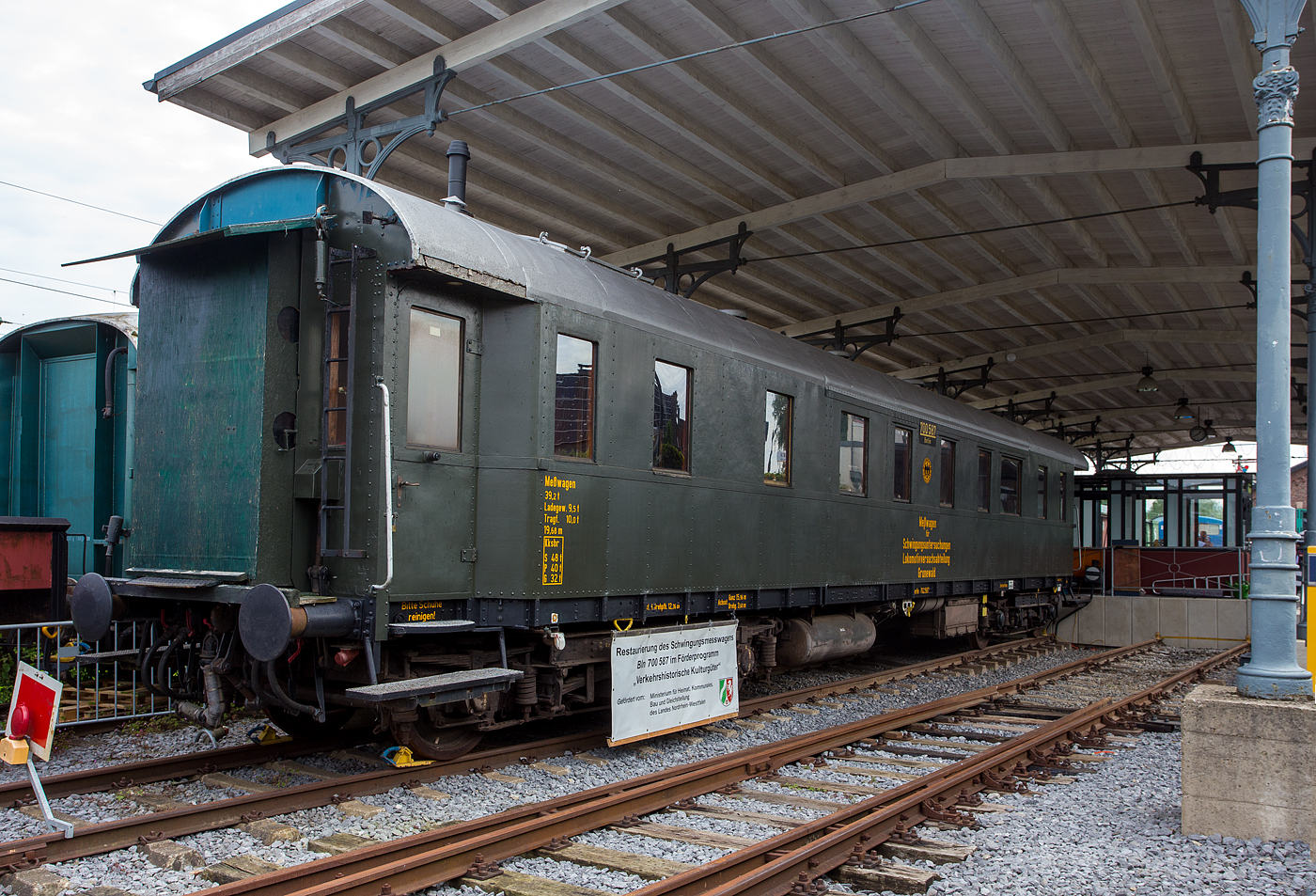 Der restaurierte historische DRG Meßwagen für Schwingungsuntersuchungen Lokmotivversuchsabteilung Grunewald, (Berlin) Bln 700 587, vom berühmten Lokomotiv- Versuchsamtes (LVA) in Berlin Grunewald, am 26 Mai 2024 beim Lokschuppen Hochdahl vom Eisenbahn- und Heimatmuseum Erkrath-Hochdahl e.V..

Bei dem Wagen handelt es sich um einen 1928 von der Sächsischen Waggonfabrik Werdau gebauten Wagen, der von der Lokomotivversuchsabteilung Grunewald für lokomotivtechnische Untersuchungen genutzt wurde. Die Arbeiten wurden im Rahmen des Förderprogramms „Verkehrshistorische Kulturgüter“ durch die NRW-Landesregierung gefördert.

Ursprünglich war der Wagen 1928 von der Sächsischen Waggonfabrik Werdau (die im gleichen Jahr mit Linke-Hofmann-Busch fusionierte) als Packwagen Pw4ü-28  Ost 90203, ein genieteter Einheitsschnellzugwagen (Ganzstahlwagen der Bauart 28), für die DRG gebaut worden. Aber bereits 1930 wurde er zum Meßwagen für Lauf- und Schwingungsforschung 105 136 Ost, für das Lokomotiv-Versuchsamt Grunewald (LVA) umgebaut. Nach dem 2. Weltkrieg wurde das LVA in der Bundesrepublik Deutschland zunächst in Göttingen als Bundesbahn-Zentralamt (BZA), später in Minden sowie in München fortgesetzt. Der Meßwagen (der Gattung Dienst4ü) wurde 1934 zum DRB Bln 700587 (Berlin 700 587) umgezeichnet. 

Dieser Wagen verblieb nach dem Krieg im Westen und wurde so zum Meßwagen DB Han 729 031 der Deutschen Bundesbahn beim BZA Göttingen. Ab 1952 dann DB Han 5044 der Gattung Meßwagen 318 vom BZA Minden (Westf.), später 51 80 99-60 010-9 D-DB. Weitere Nummer, Bezeichnungen und Gattungen waren:
Köl 5406 Unterrichtswagen 338 bzw. Eignungstestwagen 348
60 80 99-69 901-9 D-DB Unterrichtswagen 338 beim Bww Köln-Deutzerfeld

So hatte der fast 100jährige Wagen ein bewegtes vielfältiges Leben, aktuell befindet er sich im Besitz nun vom Eisenbahn- und Heimatmuseum Erkrath-Hochdahl. Von Messeinrichtung ist im Wagen nichts mehr zu sehen, nur im Fußboden verlaufen noch viele Kabel. 

TECHNISCHE DATEN (laut Anschriften): 
Spurweite: 1.435 mm (Normalspur)
Achsanzahl: 4 (in 2 Drehgestellen)
Länge über Puffer: 19.680 mm 
Drehzapfenabstand: 12.360 mm
Achsabstand im Drehgestell: 3.600 mm  
Drehgestell Bauart: Drehgestelle Bauart Görlitz II
Eigengewicht: 39.200 kg 
Max. Zuladung: 9.500 kg
Tragfähigkeit: 10.000 kg

Die Drehgestelle der Bauart Görlitz II wurden 1925 von der damaligen Waggon- und Maschinenbau AG (WUMAG) in Görlitz ursprünglich für die Wagen des FD Rheingold entwickelt, um den Reisenden besondere Laufruhe zu bieten. Sie wurden später auch für die Schnellzugwagen der Bauart 28 verwendet. Der Achsstand beträgt wie beim Vorgänger (Görlitz I) 3.600 mm. Die Drehgestelle verfügen über Wiegen, die auf in Längsrichtung angeordneten Blattfedern gelagert sind, zudem verfügt die Bauart Görlitz II über eine zusätzliche Federung. Anfangs wurden Torsionsfedern, später (wie hier) Schraubenfedern verwendet.