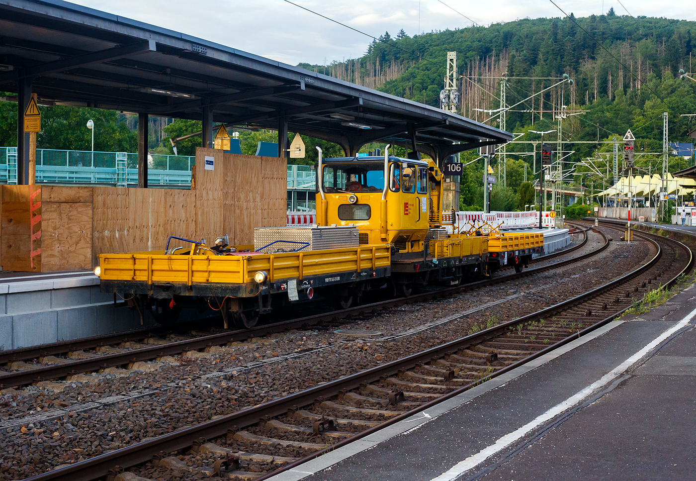 Ein Skl 53 / Klv 53 (Rottenkraftwagen/Gleiskraftwagen) der SRR-Stricker Rose Rail GmbH (Bönen) mit je einem vorangestellten und angehangenen Kla 03 (Anhänger für schweren Rottenkraftwagen) fährt am Abend des 24 Juni 2025 durch den Bahnhof Betzdorf/Sieg in Richtung Köln.

Die Abkürzung Klv steht für Kleinwagen mit Verbrennungsmotor, oft wird er auch als Skl 53 bezeichnet, wobei das Skl für Schwerkleinwagen steht. Diese zweiachsigen Fahrzeuge haben eine Leistung von 150 PS und eine Nutzlast von 7,9 t, sowie ein Anhängelast von 42 t. Die Höchstgeschwindigkeit beträgt 70 km/h.
