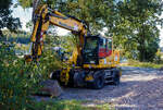 Liebherr Zweiwegebagger A 922 Rail Litronic mit Absttzpratzen, interne Nr. 61922 der Wilhelm Hundhausen GmbH & Co. KG, Siegen, eigestellt unter der Kleinwagen Nr. D-HHBAU 99 80 9903 752-0 abgestellt am 07 September 2024 in der Abstellgruppe in Kreuz ...