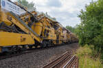 Im Einsatz auf der Hellertalbahn (KBS 462) bei W�rgendorf am 15.07.2013: Die Plasser & Theurer Hochleistungs-Bettungsreinigungsmaschine RM 95-800 W, Schweres Nebenfahrzeug Nr.