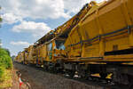 Im Einsatz auf der Hellertalbahn (KBS 462) bei Würgendorf am 15.07.2013: Die Plasser & Theurer Hochleistungs-Bettungsreinigungsmaschine RM 95-800 W, Schweres Nebenfahrzeug Nr.