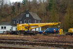 Am 08.12..2021 beim Kleinbahnhof der WEBA (Westerwaldbahn) in Scheuerfeld (Sieg):   Der 125t Gleisbauschienenkran - KIROW Multi Tasker KRC 910 der Hering Bahnbau GmbH (Burbach), Schweres Nebenfahrzeug