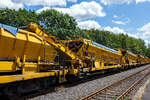 Plasser & Theurer Material-, Förder- und Siloeinheiten MFS 38-D (teilweise auch BSW 2000 - Bunker-Schüttgut-Wagen genannt) der HERING Bahnbau, Burbach, Nr. 6 (Schweres Nebenfahrzeug Nr. D-HGUI 99 80 9552 125-3, ex 97 19 22 583 57-2, ist am 07.07.2024 auf dem Betriebshof der Westerwaldbahn (WEBA) auf der Bindweide bei Steinebach/Sieg abgestellt.

Diese MFS 38-D wurde 2002 von Plasser & Theurer unter der Fabriknummer 4036 gebaut. Die vierachsigen Fahrzeugrahmen und Drehgestelle sind moderner als die Wagen Nr. 1, 3 und 4 der Hering Bau.

Bei diesem MFS 38-D (das „D“ bedeutet Durchförderer) ist das Übergabeband starr (nicht schwenkbar), so ist ein  Entladen nebens Gleis nicht möglich. Die MSF 38-D haben ein Fassungsvermögen 38 m³ bzw. eine Nutzlast von 41,5 t, bei einem Eigengewicht von 38,5 t. Die Förderbänder werden hydraulisch angetrieben. Der Antrieb des Hydraulikaggregates erfolgt durch einen luftgekühlten Deutz Dieselmotor vom Typ F6L 912 mit einer Leistung von 82 kW.

TECHNISCHE DATEN:
Maschinenart: Material-Förder-Siloeinheit MSF 38
Hersteller: Plasser & Theurer
Spurweite: 1.435 mm (Normalspur)
Anzahl der Achsen: 4 (in 2 Drehgestellen)
Länge über Puffer:19.900 mm
Gesamtlänge mit Übergabeband: 23.550 mm
Drehzapfenabstand: 14.860 mm
Achsabstand im Drehgestell: 1.800 mm
Breite: 2.890 mm
Höhe: 4.280 mm
Eigengewicht: 38,5 t
Max. Zuladung (Nutzlast): 41,5 t
Ladevolumen: 38 m³
Höchstgeschwindigkeit: 100 km/h (geschleppt)
Kleister befahrbarer Gleisbogen: R 35 m
Bremse: KE – GP - A
Motor: luftgekühlter Deutz Dieselmotor vom Typ F6L 912 F
Leistung: 82 kW
Dieseltankvolumen: 750 l
Übergabeband: starr
Die Förderbänder sind in folgenden Geschwindigkeiten regelbar:
Siloband: 1. Gang (Speichern)   0 - 0,028 m/s / 2. Gang (Durchfördern)  0 - 0,140 m/s
Übergabeband: 0 - 1,000 m/s

Einsatz und Arbeitsweise:
Mit den Materialförder- und Siloeinheiten können unterschiedliche Schüttgüter wie beispielsweise Abraum, Planum- und Frostschutzmittel oder Bettungsstoffe unkompliziert, geladen, gefördert, gespeichert und entladen werden. Das Abraumverladesystem ist weitestgehend automatisiert und benötigt zur Bedienung nur wenig Personal. Das System verfügt zudem über eine autarke Energieversorgung (durch Dieselmotore). Ein unabhängiges Entladen ist durch schwenkbare Übergabebänder an jeder geeigneten Stelle möglich. Die MFS-Wagen können in Kombination mit einer Beladestation in beliebiger Anzahl aufgereiht und vor Kopf be- und entladen werden.

Am Boden jedes MFS 38 befindet sich ein über die ganze Wagenbreite gehender Fördergurt und an der Stirnseite ein breites Abgabeförderband. Das Aushubmaterial fällt von der Maschine kommend auf den Bodengurt, wird zum Abgabeförderband gebracht und an die nächste Einheit übergeben. Dieser Vorgang wiederholt sich, bis die am weitesten entfernte Siloeinheit erreicht wird. Bei dieser hintersten Siloeinheit ist das Abgabeförderband an der Stirnseite des Wagens in Ruhestellung. Auch der Fördergurt am Boden des Wagens ist so lange in Ruhestellung, bis die obere Füllgrenze erreicht ist. Dann wird der Fördergurt in Bewegung versetzt und dadurch im Übergabebereich freier Raum für die weitere Beladung geschaffen. Durch die dem Fülltempo angepasste Geschwindigkeit des Fördergurts wird die ganze Siloeinheit vollständig gefüllt. Das Fassungsvermögen einer Siloeinheit beträgt 38 Kubikmeter.

Nach Füllung einer Teilgruppe des Abraumzuges kann diese von der Restgruppe abgekuppelt werden, zu einer Entladestelle gefahren und dort entleert werden, während die Restgruppe des Abraumzuges noch befüllt wird. Das Entladeband ist nach beiden Seiten ausschwenkbar. Die Entladung kann dabei auf einer Deponie erfolgen oder es können LKW's oder Waggons am Nachbargleis beladen werden. Die MFS 38 (ohne nachfolgendes „D“) des Abraumzuges können durch Ausschwenken aller Abgabeförderbänder gleichzeitig entleert werden. Die Entladung eines Wagens dauert ungefähr 3,5 Minuten.