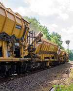 Im Einsatz auf der Hellertalbahn (KBS 462) bei W�rgendorf am 15.07.2013: Die Plasser & Theurer Hochleistungs-Bettungsreinigungsmaschine RM 95-800 W, Schweres Nebenfahrzeug Nr.