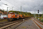 Die an die BEG - Bocholter Eisenbahngesellschaft mbH vermietete 275 103-0 (92 80 1275 103-0 D-NRAIL) eine Vossloh G 1206 der Northrail fährt am 22.10.2021 mit einem langen Bauzug der MGW Gleis-