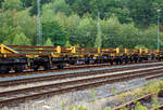 Die Langschienentransporteinheit TE 06-10 (Ladelänge 120 m) der Bauart Robel (auf umgebauten 4-achsigen Drehgestell-Flachwagen der Gattung Res 072-1) der DB Bahnbau Gruppe GmbH abgestellt am