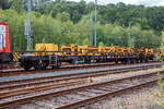 Die Langschienentransporteinheit TE 06-10 (Ladelänge 120 m) der Bauart Robel (auf umgebauten 4-achsigen Drehgestell-Flachwagen der Gattung Res 072-1) der DB Bahnbau Gruppe GmbH abgestellt am