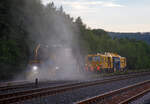 Im Einsatz am Gleis 4 im Bahnhof Herdorf am Abend des 11.06.2021, die Plasser & Theurer Schotterverteil- und Planiermaschine SSP 110 SW, Schweres Nebenfahrzeug Nr. D-DGU 99 80 9425 068-0, ex 97 16 46 516 18-9 D-DGU (ex Hering Gleisbau, ex Volker-Rail) und davor die Plasser & Theurer Universalstopfmaschine UNIMAT 09-475/4S (Kombinierte Gleis- und Weichenstopfmaschine), Schweres Nebenfahrzeug Nr. D-DGU 99 80 9424 001-2. Beide Maschinen gehren der der DGU - Deutsche Gleisbau Union aus Koblenz.