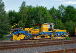 Im Einsatz am Gleis 4 im Bahnhof Herdorf am Abend des 11.06.2021: Die Plasser & Theurer Schotterverteil- und Planiermaschine SSP 110 SW, Schweres Nebenfahrzeug Nr. D-DGU 99 80 9425 068-0, der DGU - Deutsche Gleisbau Union aus Koblenz, ex 97 16 46 516 18-9 D-DGU (ex Hering Gleisbau, ex Volker-Rail. 