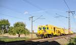 Selbstfahrende USM 362 Unimat 09-475/4S von Plasser & Theurer und USP 2000 SWS einer nicht erkannten Baufirma bei Neu-Ulm Pfuhl am 15.09.2011.