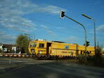Gleisstopfmaschine 08-275 Unimat 3S von Plasser & Theurer am Bahnbergang Finninger Strae in Neu-Ulm am 22.10.2005. Der Bahnbergang wurde kurze Zeit nach der Aufnahme aufgelst und durch eine Brcke stlich von dieser Stelle ersetzt. An dieser Stelle entstand eine Fugngerbrcke.