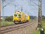 Selbstfahrende USM 362 Unimat 09-475/4S von Plasser & Theurer und USP 2000 SWS einer nicht erkannten Baufirma bei Neu-Ulm Pfuhl am 15.09.2011.