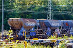 schotterwagen-schuettgutwagen-3/893584/da-sie-gut-bedienbar-und-dosierbar Da sie gut bedienbar und dosierbar sind, sind sie im Gleisbau sehr beliebt. Ein Wagenzug vierachsiger offene Schttgutwagen mit dosierbarer Schwerkraftentladung (Schotterwagen) der Gattung Fccpps der voestalpine Railpro B.V (NL), ganz links z.B. 23 84 6437 154-7 NL-RP, abgestellt am 26 August 2025 im Rbf Betzdorf/Sieg.

Diese Wagen wurden ab 1962 von Talbot in Aachen fr die NS als Fcs oder als Tds gebaut. Ab 1982 wurden die Wagen von den Firmen Jansen und WBA (NL) zu Fccpps umgebaut. Die Firma 'Railpro' mietete diese Wagen ab 1995 an bzw. kaufte sie 2002 von der NS und lie sie aufarbeiten, dabei erhielten sie einen blauen Neuanstrich und den Schriftzug railpro. Seit 2002 gehrt Railpro zur der sterreichischen Voestalpine Gruppe.

Bei den Gleisbaufirmen sind sie sehr beliebt, da sie sich der Schotter beim Einschottern sehr gut dosieren lsst. Der Auslauf ist verstellbar, daher lsst sich der Schotter auch gut verteilen.

TECHNISCHE DATEN:
Spurweite: 1.435 mm (Normalspur)
Anzahl der Achsen: 2
Lnge ber Puffer: 9.640 mm
Achsabstand: 6.000 mm
Eigengewicht: 10.340 kg
Ladevolumen: 22 m
Max. Ladegewicht: 28.200 kg (ab Streckenklasse C)
Hchstgeschwindigkeit: 100 km/h (beladen) 120 km/h (leer)
Bauart der Bremse: O-GP (LL)
Bremssohle: IB 116
Handbremse: keine