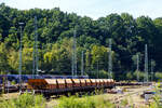 schotterwagen-schuettgutwagen-3/893585/ein-wagenzug-3-wagen-von-kippwagen Ein Wagenzug (3 Wagen) von Kippwagen MK 45 DH „LW-Kipper“, 37 80 3832 xxx-x D-KAF, der Gattung Rlps, der KAF Falkenhahn Bau AG (Kreuztal), abgestellt am 26 August 2025 im Rbf Betzdorf/Sieg.

Der Aufbau auf diesen vierachsigen Flachwagen wurde vom Bauunternehmen Leonhard Weiss GmbH & Co. KG mit Sitz in Göppingen entwickelt und als „LW-Kipper MK 45 DH“. Die Kipper-Aufbauten wurden 2010 von der Künstler Bahntechnik GmbH in Dortmund-Holzwickede gebaut und als Typ MK 150 DH bezeichnet. Der Unterbau selbst sind ältere Flachwagen aus den 1960er/1970er-Jahren. 
