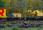 Der Gegenlastwagen 99 80 9320 001-7 D-BRS (ein vierachsiger Drehgestell-Flachwagen) der STRABAG RAIL GmbH zum 150 t Gleisbauschienenkran KIROW KRC 1200+ „Donau“ abgestellt am 27.10.2021 in