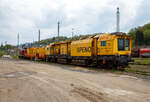 Die SPENO Schienenschleifeinheit RR 16 MS-6, Schweres Nebenfahrzeug Nr. 99 84 9127 001-8 NL- SPENO, ist am 13.06.2020 in Betzdorf (Sieg) abgestellt. Dahinter der zugeh. Schutzwagen 31 85 3936 163-0 CH-WASCO, der Gattung Res, beladen mit Werkstatt- und Aufenthaltscontainern, und die 213 335-3 (92 80 1213 335-3 D-NESA), der NeSA Eisenbahn-Betriebsgesellschaft Neckar-Schwarzwald-Alb mbH (Rottweil). 