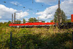 Der vierachsige Kranauslegerschutzwagen KRC 910  - 785 101 (99 80 9370 073-5 D-DB) der DB Netz AG, Maschinenpool, Standort Wanne-Eickel, am 02.09.2020 angekuppelt am 100t - Eisenbahnkran 733 001