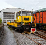 Der Klv 53 der Bauart BA 531 - Schwerer Rottenkraftwagen mit der Schwer Kleinwagen Nr. 53.0591 (ex DB Netz 53 0591-7) vom Eisenbahn- und Heimatmuseum Erkrath-Hochdahl e.V. am 26 Mai 2024 beim Lokschuppen Hochdahl.

Der Rottenkraftwagen wurde 1977 von der ROBEL Bahnbaumaschinen GmbH (Freilassing) unter der Fabriknummer 54.13-6-AA 256 gebaut und an die Deutsche Bundesbahn geliefert, Mitte der 1990er wurde er bei der DB Netz AG ausgemustert. 

Die Abkürzung Klv steht für Kleinwagen mit Verbrennungsmotor. Oft wird er auch als Skl 53 bezeichnet, wobei das Skl für Schwerkleinwagen steht. Die Bauart BA 531 hat einen Deutz-Dieselmotor vom Typ F6L 413 mit 116 PS Leistung und eine Ladekran vom Typ Atlas AK 3001 DB

TECHNISCHE DATEN von Klv 53 
Spurweite: 1.435 mm (Normalspur)
Achsformel: B
Länge über Puffer: 6.870 mm
Achsabstand: 3.750 mm
Höchstgeschwindigkeit : 70 km/h
Eigengewicht: 8,1 t
Nutzlast: 7,9 t
Anhängelast: 42 t
Zur Mitfahrt zugel. Personen: 6
Motor: Deutz luftgekühlter V6-Zylinder-Dieselmotor  F 6L 413 V
Motorleistung: 85 kW (116 PS)
