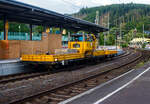 Ein Skl 53 / Klv 53 (Rottenkraftwagen/Gleiskraftwagen) der SRR-Stricker Rose Rail GmbH (Bönen) mit je einem vorangestellten und angehangenen Kla 03 (Anhänger für schweren