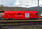 db-netz-ag-2/765504/der-hagener-hilfszugwagen-d-db-99-80 Der Hagener Hilfszugwagen D-DB 99 80 9370 033-9 der DB Netz AG am 08.02.2016 beim Hbf Hagen.

Der Hilfszug AOC - ANWENDUNGSORIENTIERTER CONTAINER:
Der Hilfszug ist eine fahrende Werkstatt und bietet ein hervorragendes Raumangebot für Gerät und Mannschaft. Die Wechselaufbauten können im Falle einer Revision des Trägerwagens einfach auf ein anderes Trägerfahrzeug umgesetzt werden. Dadurch spart man das mühsame und vor allem zeitintensive Umladen des gesamten Equipments von einem zum anderen Wagen. Dieses neuartige System aus Wechselaufbau und Trägerwagen heißt in der Fachsprache AOC/MTF (Anwendungs Orientierter Container kombiniert mit einem Multifunktionalen – oder auch modularem TrägerFahrzeug). Die Wechselbehälter haben Falttüren, einen geraden Boden und zwischen diesem und der Tiefladefläche sind zusätzliche Staukästen eingebaut worden. Diese bieten z.B. der Aufgleisbrücke einen idealen gleisnahen Platz. Die Toilettenanlage wurde mit einer umweltfreundlichen Verbrennungstoilette realisiert.

Das Trägerfahrzeug/Wagen (MTF) wurde von dem slowakischen Güterwagenhersteller Tatravagónka A.s. gebaut, wobei die Drehgestelle von ELH Eisenbahnlaufwerke Halle sind.
Der Wechselaufbau (AOC) ist von Gföllner Fahrzeugbau und Containertechnik GmbH St.Georgen (Österreich)

TECHNISCHE DATEN:
Spurweite: 1.435 mm
Anzahl der Achsen: 4 (in 2 Drehgestellen)
Länge über Puffer: 18.240 mm
Drehzapfenabstand: 11.790 mm
Achsabstand im Drehgestell: 1.800
Laufraddurchmesser: 920 mm (neu)
Höchstgeschwindigkeit: 120 km/h
Kleinster befahrbarer Radius: 75 m
Leergewicht: 23.500 kg