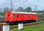 Der ehemalige in Bebra stationierte Einheitshilfsgerätewagen (Einheitshilfszuggerätewagen) 60 80 99-11 026-1 (D-DB 60 80 9911 080-1) der Gattung Ehg 388 (ex 368.1), der DB Netze AG (DB Netz