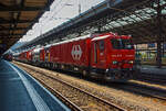 Der Lösch- und Rettungszug (LRZ)  Lausanne  der SBB hat einen liegengebliebenen IR am 29.05.2012 in den Bahnhof Lausanne geschleppt.