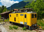 Der MOB Fahrleitungs-Turmtriebwagen Tm 2/2 - 7 (ex RhB Xm 2/2 9914) abgestellt am 28.05.2012 in Chteau d'Oex, aufgenommen aus fahrendem Zug.