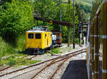 Der MOB Fahrleitungs-Turmtriebwagen Tm 2/2 - 7 (ex RhB Xm 2/2 9914) abgestellt am 28.05.2012 in Chteau d'Oex, aufgenommen aus fahrendem Zug.